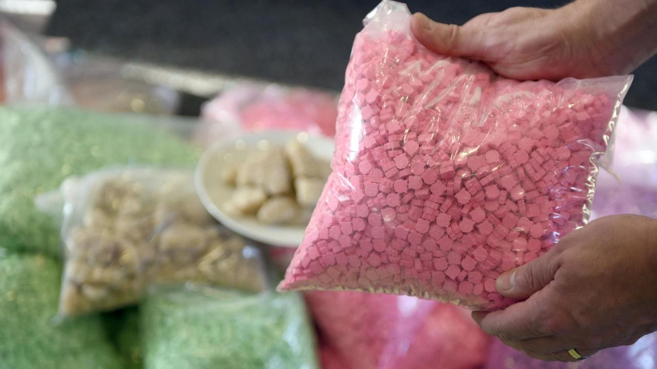 ARCHIVFOTO 2016: Ein Zollmitarbeiter zeigt in der Generalzolldirektion in Köln bei einer Pressekonferenz Ecstasy-Pillen. ARCHIVFOTO 2016: Ein Zollmitarbeiter zeigt in der Generalzolldirektion in Köln bei einer Pressekonferenz Ecstasy-Pillen.