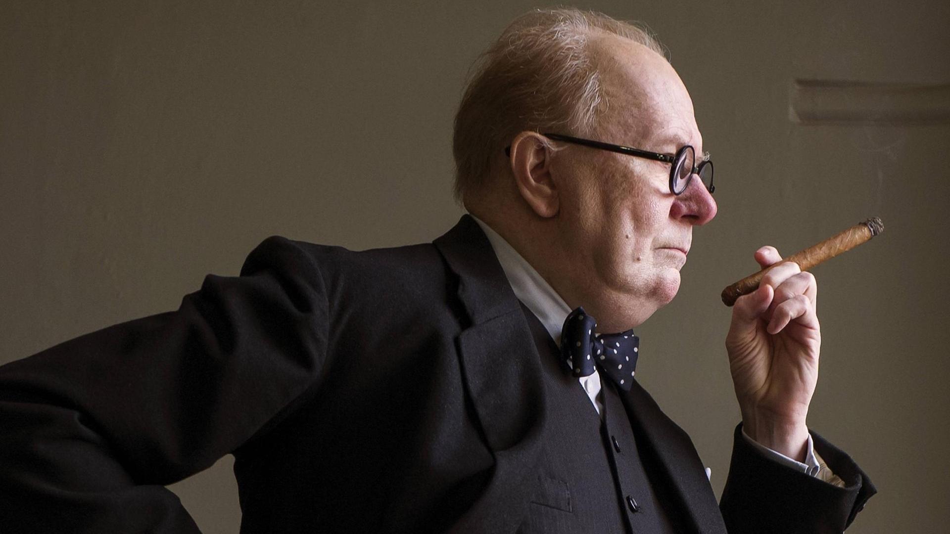 Gary Oldman hält als Winston Churchill in "Die dunkelste Stunde" eine Zigarre in der Hand Gary Oldman hält als Winston Churchill in "Die dunkelste Stunde" eine Zigarre in der Hand