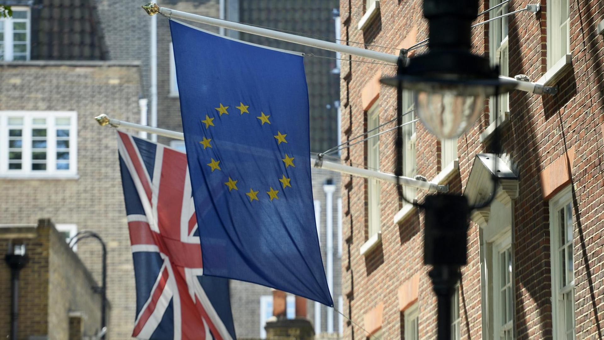 Die Flagge Großbritanniens und die der Europäischen Union Die Flagge Großbritanniens und die der Europäischen Union