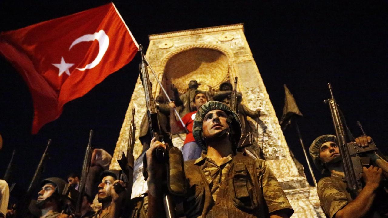Türkische Soldaten stehen auf dem Taksim-Platz in Istanbul. Türkische Soldaten stehen auf dem Taksim-Platz in Istanbul.