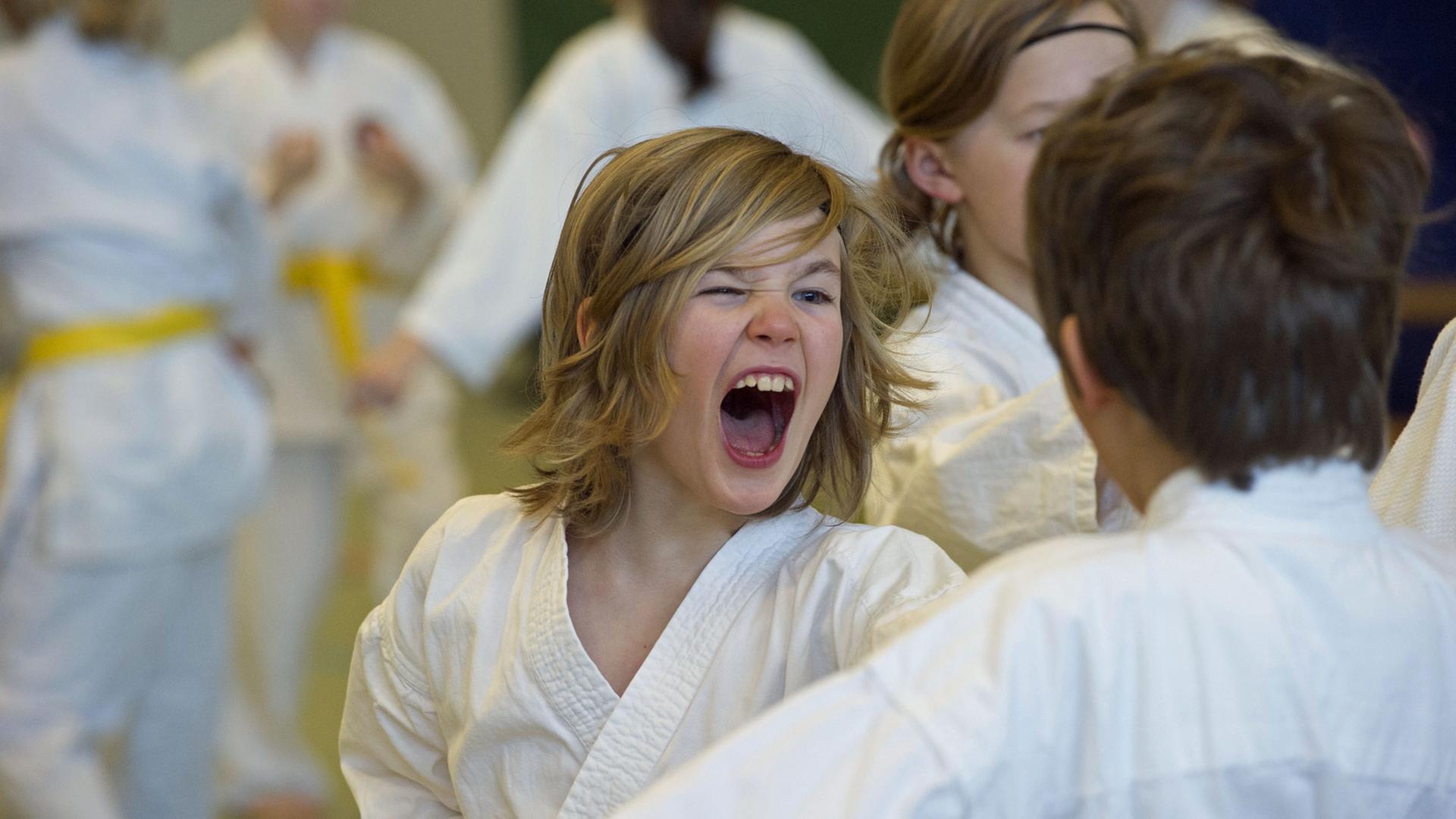 Am 25.02.2012 nahmen über 150 Kinder und Jugendliche aus 11 Vereinen an der ersten offenen Kinder- und Kadetten-Karatemeisterschaft im traditionellen Karate, ausgerichtet vom Fachverband Shotokan Ryu in Deutschland e.V. (SRD e.V.) teil. Der SRD e.V. hat sich seit mittlerweile 20 Jahren der Förderung der japanischen Stilrichtung Shotokan verschrieben. Neben der Pflege traditioneller Aspekte wie Konzentration, Selbst- und Körperbeherrschung, gehört dazu auch der sportliche Wettkampf. - Foto: Hans Wiedl Am 25.02.2012 nahmen über 150 Kinder und Jugendliche aus 11 Vereinen an der ersten offenen Kinder- und Kadetten-Karatemeisterschaft im traditionellen Karate, ausgerichtet vom Fachverband Shotokan Ryu in Deutschland e.V. (SRD e.V.) teil. Der SRD e.V. hat sich seit mittlerweile 20 Jahren der Förderung der japanischen Stilrichtung Shotokan verschrieben. Neben der Pflege traditioneller Aspekte wie Konzentration, Selbst- und Körperbeherrschung, gehört dazu auch der sportliche Wettkampf. - Foto: Hans Wiedl