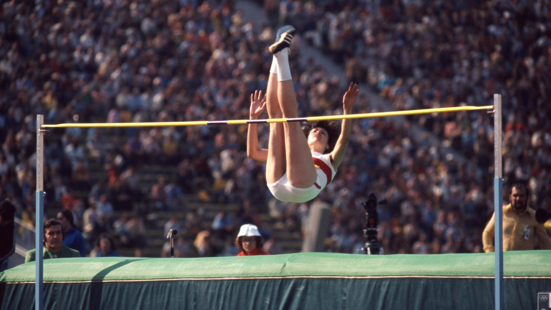 Ulrike Nasse-Meyfarth beim Hochsprung während der Olympischen Spiele 1972 in München. Ulrike Nasse-Meyfarth beim Hochsprung während der Olympischen Spiele 1972 in München.