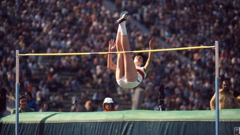 Ulrike Nasse-Meyfarth beim Hochsprung während der Olympischen Spiele 1972 in München.