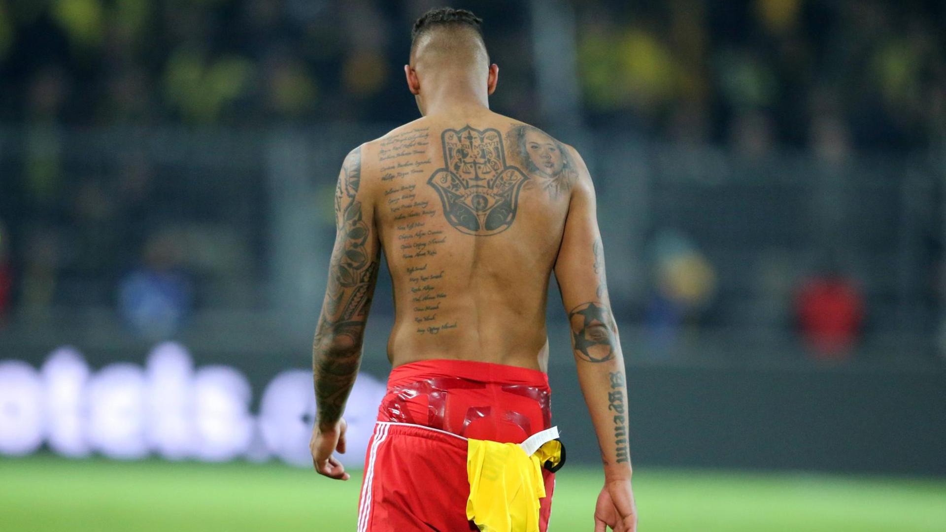 Jérôme Boateng mit freiem Oberkörper und Rückentattoos am Spielfeld Jérôme Boateng mit freiem Oberkörper und Rückentattoos am Spielfeld