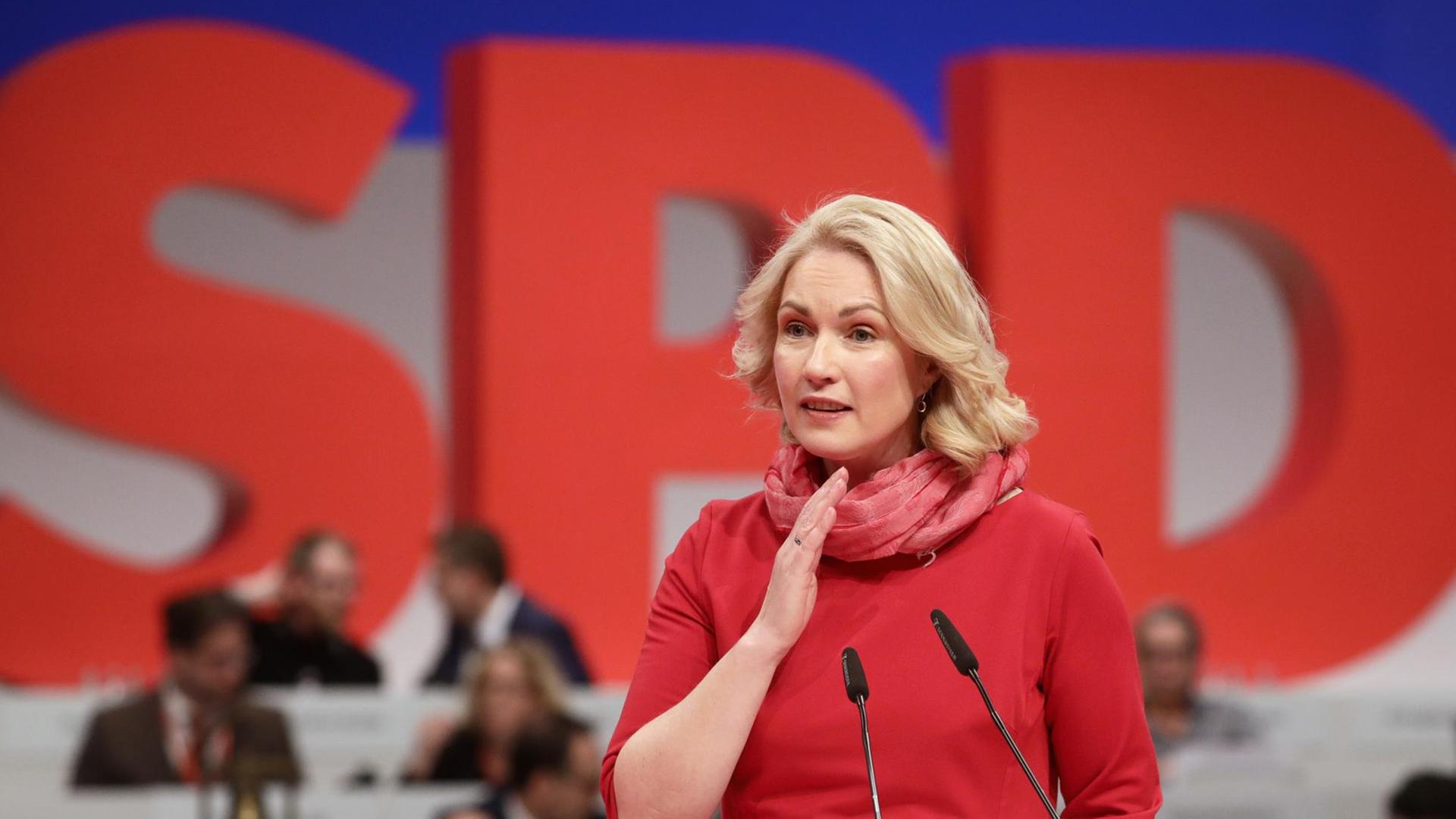 Die Ministerpräsidentin von Mecklenburg-Vorpommern, Manuela Schwesig (SPD), spricht am Rednerpult vor den Delegierten. Die Ministerpräsidentin von Mecklenburg-Vorpommern, Manuela Schwesig (SPD), spricht am Rednerpult vor den Delegierten.