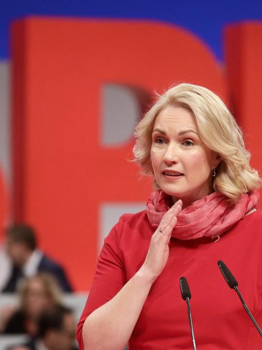 Die Ministerpräsidentin von Mecklenburg-Vorpommern, Manuela Schwesig (SPD), spricht am Rednerpult vor den Delegierten.