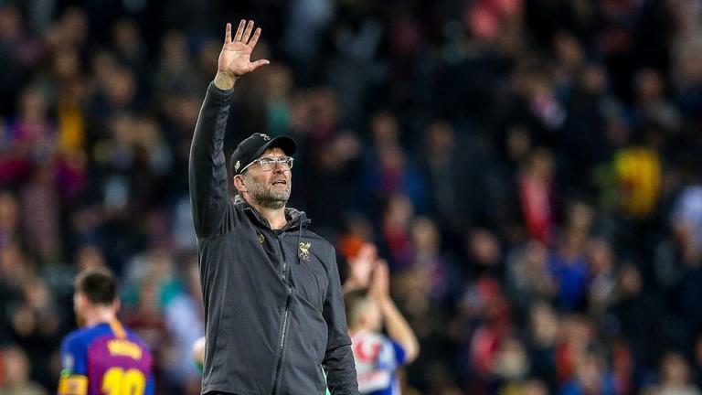 Fußballtrainer Jürgen Klopp läuft beim Championsleague-Halbfinale des FC Barcelona gegen den FC Liverpool über das Spielfeld und streckt einen Arm nach oben. Fußballtrainer Jürgen Klopp läuft beim Championsleague-Halbfinale des FC Barcelona gegen den FC Liverpool über das Spielfeld und streckt einen Arm nach oben.