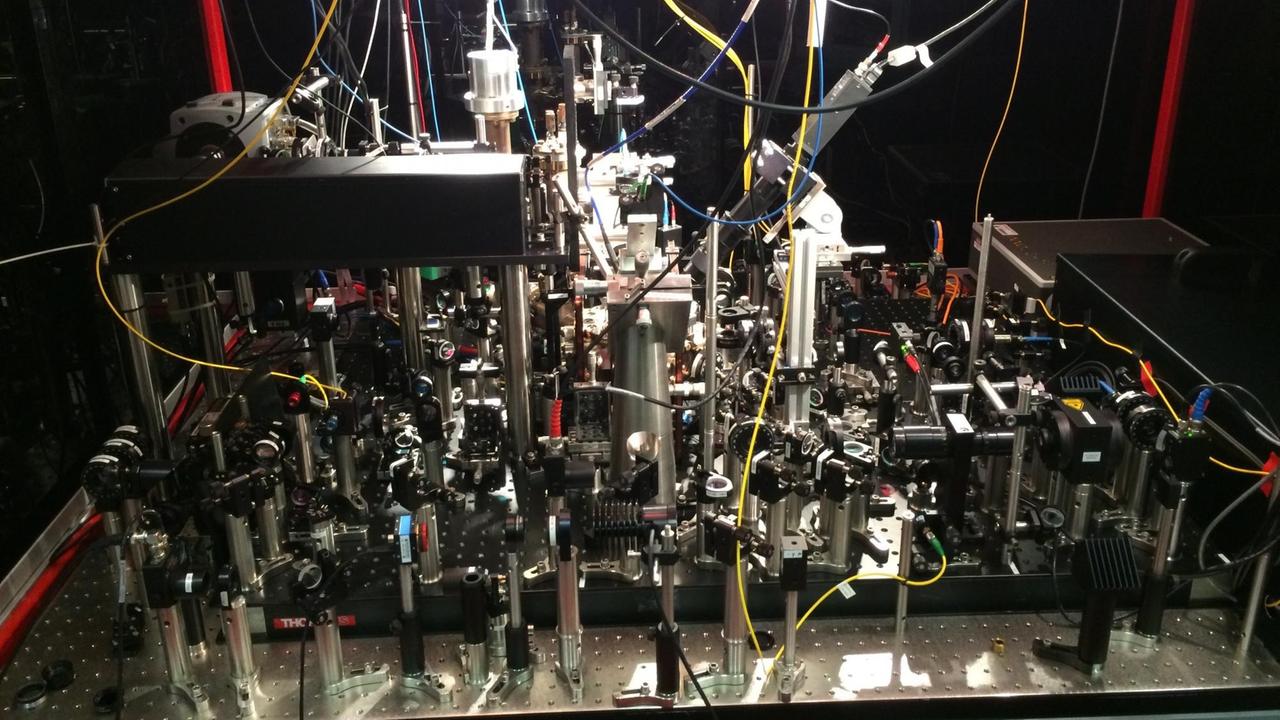 Seitenansicht: Atomfalle im Max-Planck-Instutiut für Quantenoptik in Garching. Den hier gespeicherten Atome lässt sich ein Quantenbit aufprägen. Seitenansicht: Atomfalle im Max-Planck-Instutiut für Quantenoptik in Garching. Den hier gespeicherten Atome lässt sich ein Quantenbit aufprägen.