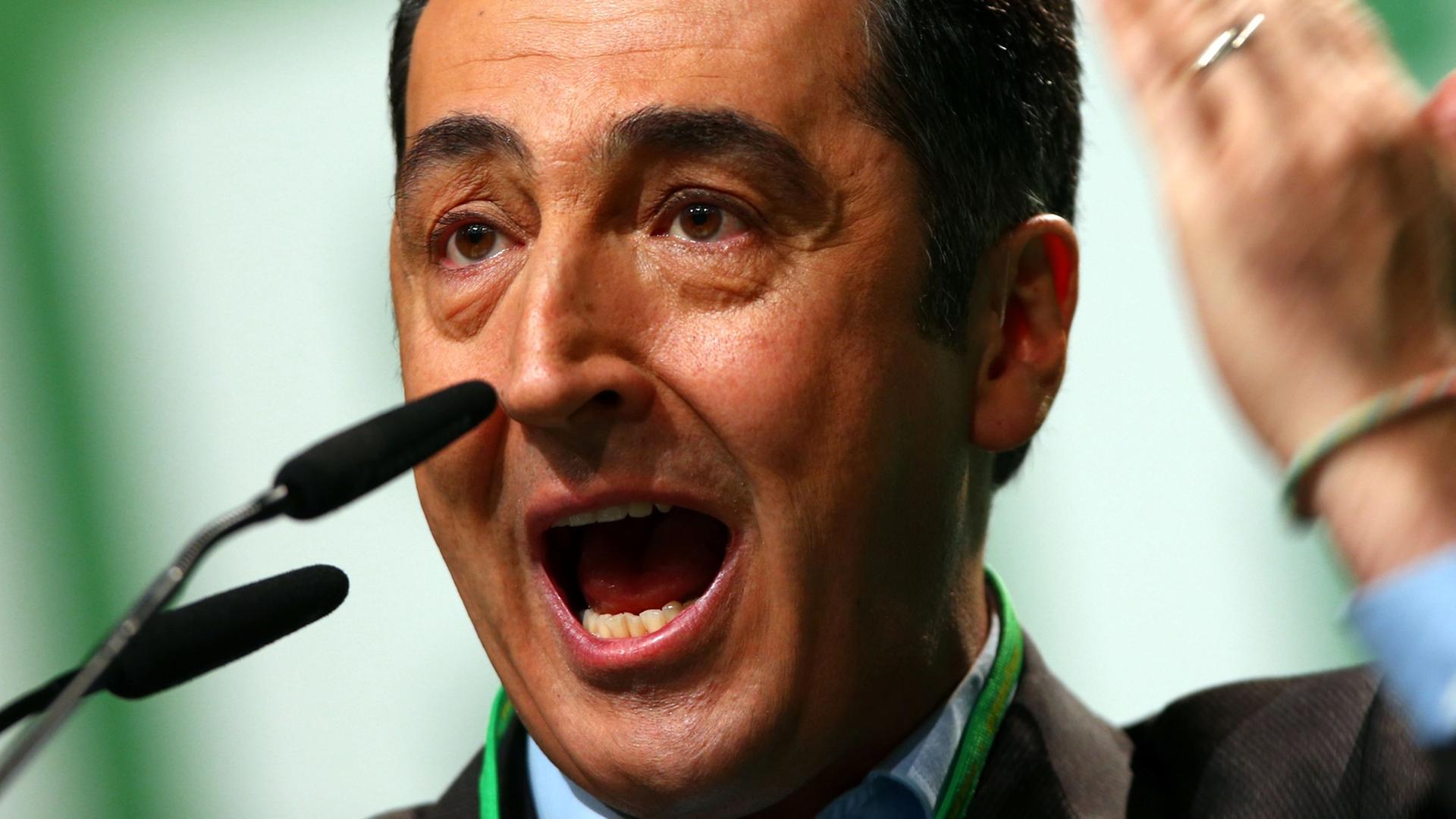 Der Parteivorsitzende von Bündnis 90/Die Grünen, Cem Özdemir, spricht am 23.11.2014 in Hamburg auf dem Bundesparteitag von Bündnis 90/Die Grünen zur Europäischen Friedensordnung Der Parteivorsitzende von Bündnis 90/Die Grünen, Cem Özdemir, spricht am 23.11.2014 in Hamburg auf dem Bundesparteitag von Bündnis 90/Die Grünen zur Europäischen Friedensordnung