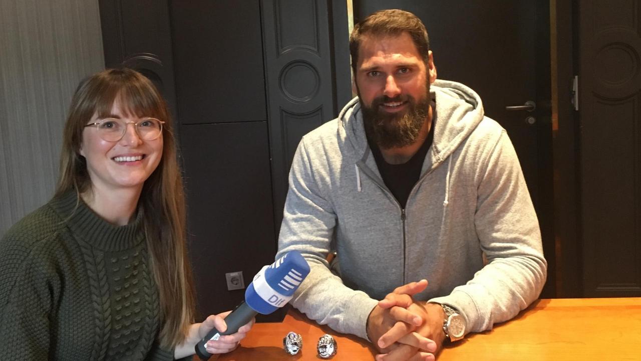 Dlf-Redakteurin Marina Schweizer mit Ex-NFL-Profi Sebastian Vollmer. Dlf-Redakteurin Marina Schweizer mit Ex-NFL-Profi Sebastian Vollmer.