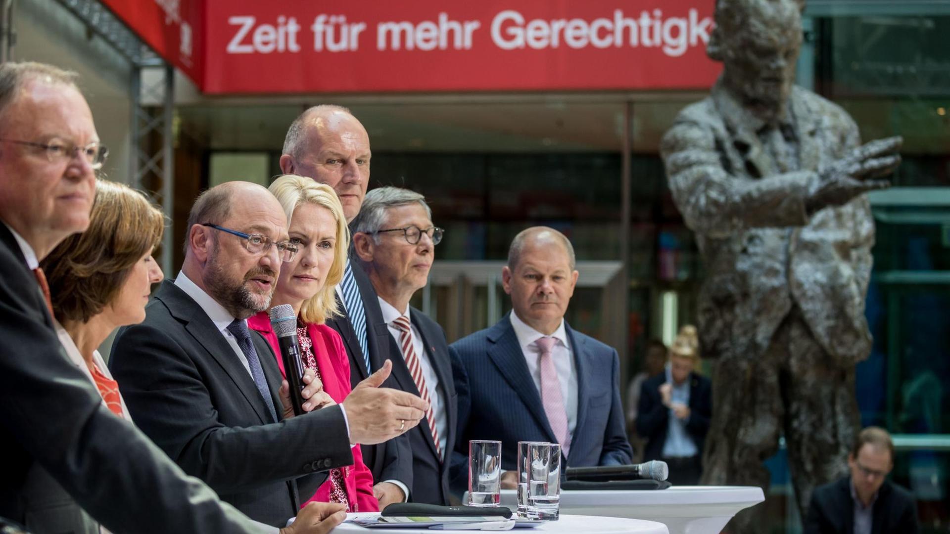 Martin Schulz, SPD-Bundesvorsitzender und Spitzenkandidat der SPD zur Bundestaswahl (3.v.l.), spricht am 28.08.2017 in Berlin bei der Vorstellung des Entwurfs der SPD zu einer nationalen Bildungsallianz neben den Regierungschefs aus den SPD geführten Bundesländern Stephan Weil (l-r, Niedersachsen), Malu Dreyer (Rheinland Pfalz), Manuela Schwesig (Mecklenburg-Vorpommern), Dietmar Woidke (Brandenburg), Carsten Sieling (Bremen), Olaf Scholz (Hamburg). Martin Schulz, SPD-Bundesvorsitzender und Spitzenkandidat der SPD zur Bundestaswahl (3.v.l.), spricht am 28.08.2017 in Berlin bei der Vorstellung des Entwurfs der SPD zu einer nationalen Bildungsallianz neben den Regierungschefs aus den SPD geführten Bundesländern Stephan Weil (l-r, Niedersachsen), Malu Dreyer (Rheinland Pfalz), Manuela Schwesig (Mecklenburg-Vorpommern), Dietmar Woidke (Brandenburg), Carsten Sieling (Bremen), Olaf Scholz (Hamburg).