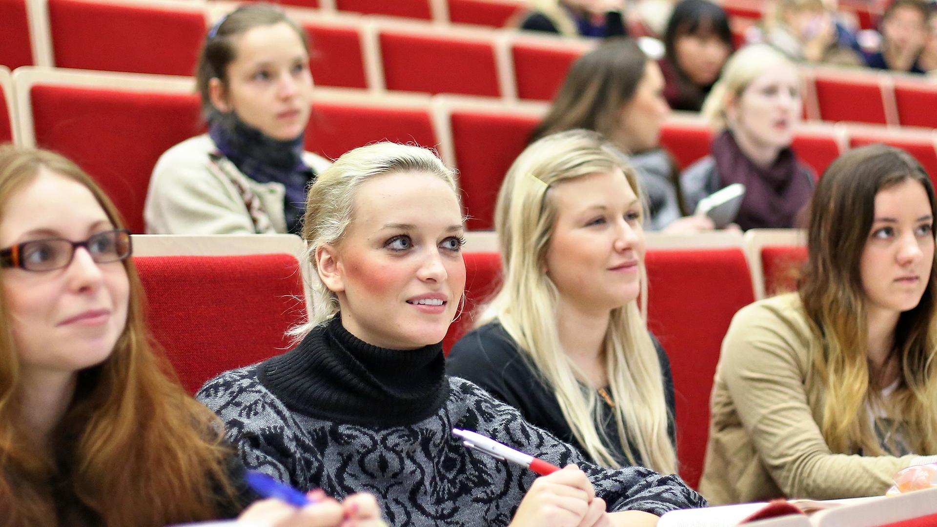 Studentinnen in einem Hörsaal. Studentinnen in einem Hörsaal.