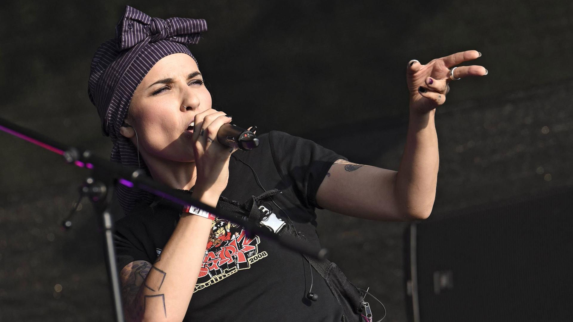 Sookee live auf dem Ruhrpott Rodeo Festival auf dem Freigelände am Flughafen Schwarze Heide, aufgenommen am 06.08.2016 Sookee live auf dem Ruhrpott Rodeo Festival auf dem Freigelände am Flughafen Schwarze Heide, aufgenommen am 06.08.2016
