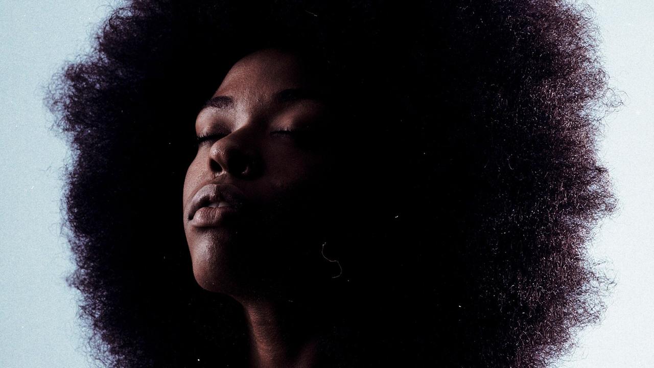 Die US-amerikanische Musikerin Sudan Archives heißt mit bürgerlichem Namen Brittney Parks. Sie hat sich das Geigespielen als Grundschülerin selbst beigebracht. Die US-amerikanische Musikerin Sudan Archives heißt mit bürgerlichem Namen Brittney Parks. Sie hat sich das Geigespielen als Grundschülerin selbst beigebracht.