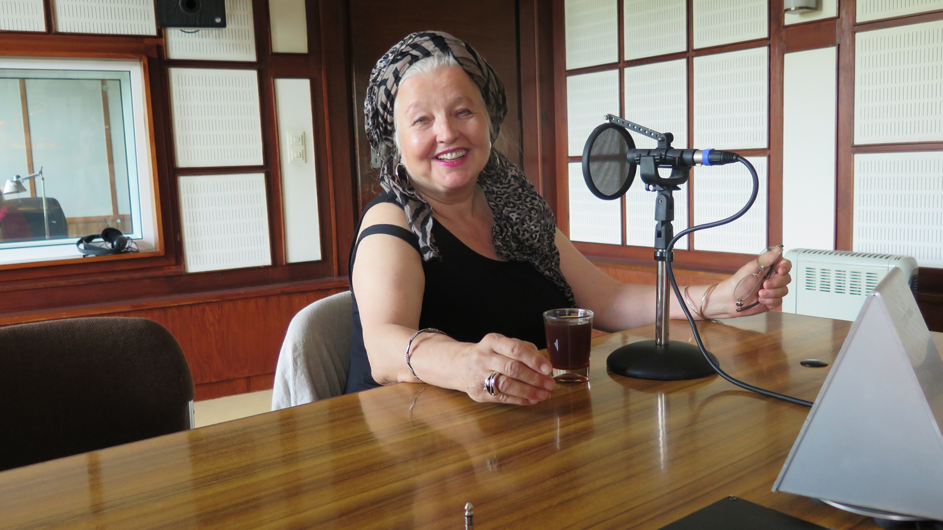 Die Schauspielerin und Sängerin Hanna Schygulla im Deutschlandradio Kultur Aufnahmestudio. Die Schauspielerin und Sängerin Hanna Schygulla im Deutschlandradio Kultur Aufnahmestudio.