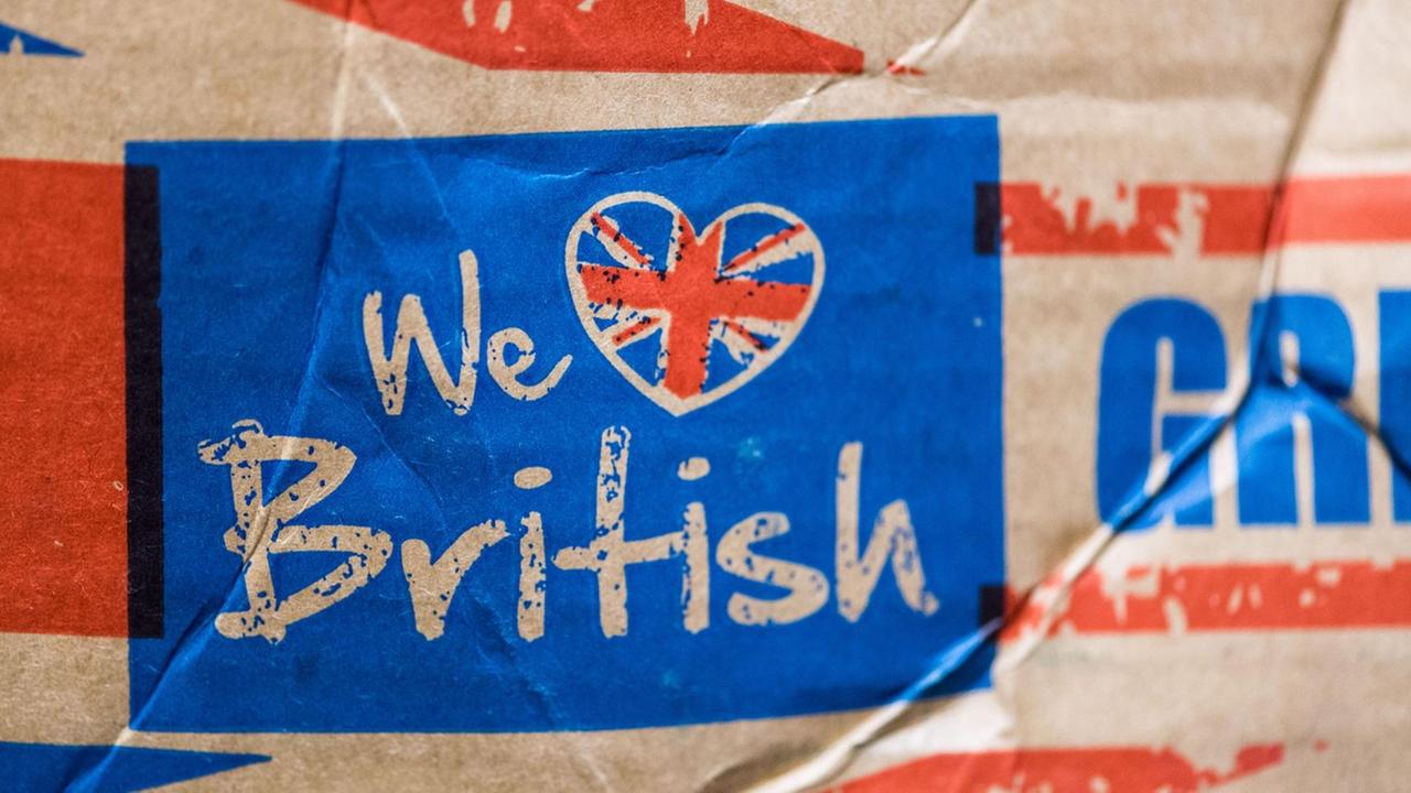 "We love British" steht auf einem ausgedienten Karton.