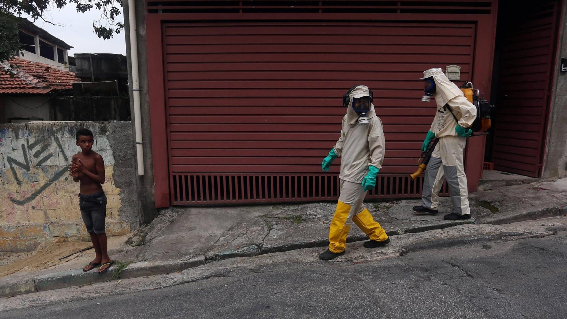 Helfer mit Gasmasken laufen durch die Straßen von Sao Paulo. Helfer mit Gasmasken laufen durch die Straßen von Sao Paulo.