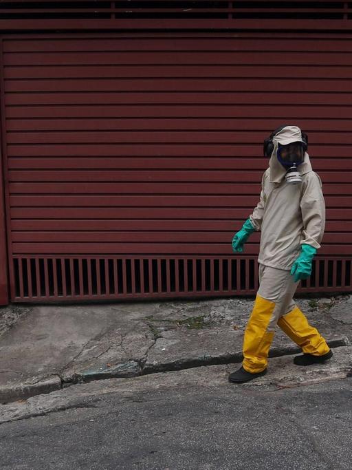 Helfer mit Gasmasken laufen durch die Straßen von Sao Paulo.