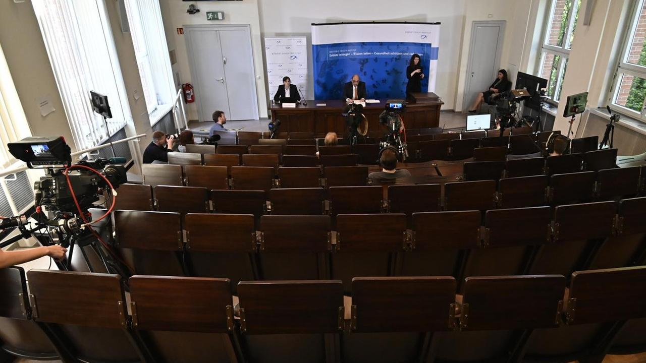 Lars Schaade, Vizepräsident des Robert-Koch-Institutes RKI, auf einer Pressekonferenz zur Corona-Krise. Lars Schaade, Vizepräsident des Robert-Koch-Institutes RKI, auf einer Pressekonferenz zur Corona-Krise.