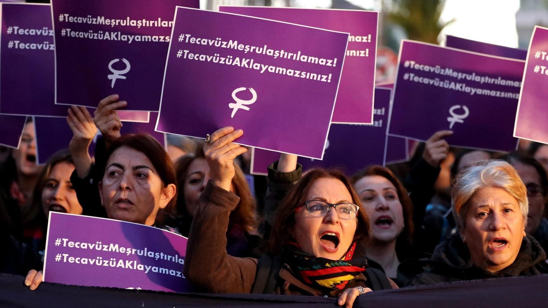 Demonstrantinnen rufen am 19.11.2016 in Istanbul Slogans gegen den geplanten Gesetzentwurf der türkischen Regierung zum Sexualstrafrecht und halten Transparente mit der Aufschrift "Vergewaltigung kann nicht legalisiert werden". Demonstrantinnen rufen am 19.11.2016 in Istanbul Slogans gegen den geplanten Gesetzentwurf der türkischen Regierung zum Sexualstrafrecht und halten Transparente mit der Aufschrift "Vergewaltigung kann nicht legalisiert werden".