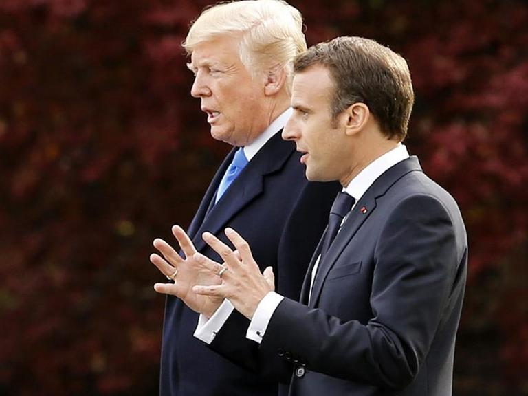 Trump und Macron schreiten durch den Park vor dem Weißen Haus