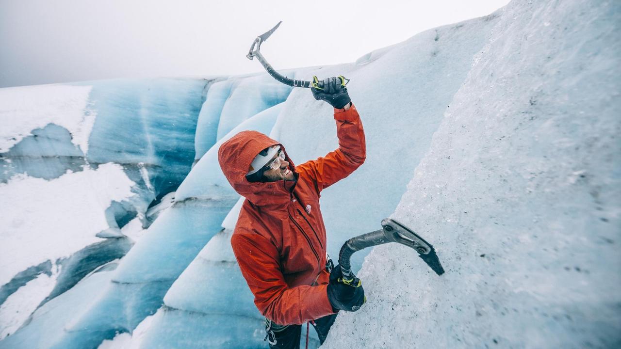 Der österreichische Bergsteiger Hansjörg Auer beim Eisklettern mit Steigeisen. (undatiert) Der österreichische Bergsteiger Hansjörg Auer beim Eisklettern mit Steigeisen. (undatiert)