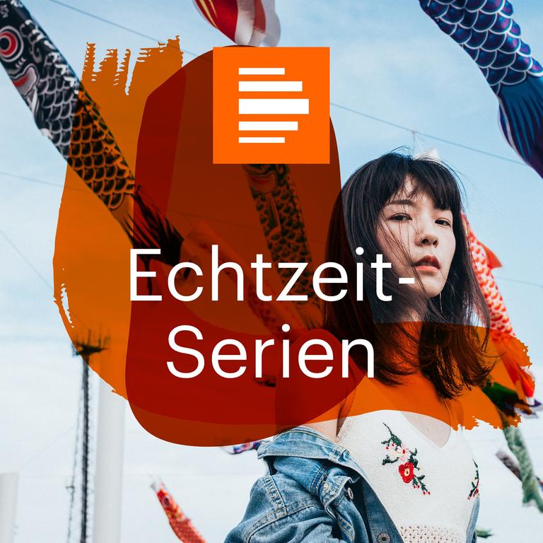 Das Bild zeigt das Podcast-Logo der "Echtzei-Serien". Zu sehen ist eine dunkelhaarige Frau in einem Top, mit einer Jeansjacke auf dem rechten Arm. Hinter ihr wehen Winddrachen in Fischform im sommerlich blauen Himmel. Im Vordergrund sind zwei halbtransparente orange-rote Formen zu sehen, auf ihnen steht: "Echtzeit-Serien". Das Bild zeigt das Podcast-Logo der "Echtzei-Serien". Zu sehen ist eine dunkelhaarige Frau in einem Top, mit einer Jeansjacke auf dem rechten Arm. Hinter ihr wehen Winddrachen in Fischform im sommerlich blauen Himmel. Im Vordergrund sind zwei halbtransparente orange-rote Formen zu sehen, auf ihnen steht: "Echtzeit-Serien".