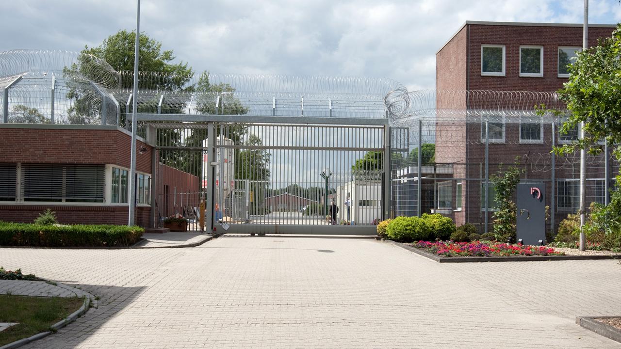Blick auf das Eingangstor des umzäunten Geländes der Justizvollzugsanstalt Meppen (Landkreis Emsland) am Donnerstag (15.07.2010). Die heutige JVA war früher als Lager IX Versen ein Teil der Emslandlager und wurde 1938 gebaut. Blick auf das Eingangstor des umzäunten Geländes der Justizvollzugsanstalt Meppen (Landkreis Emsland) am Donnerstag (15.07.2010). Die heutige JVA war früher als Lager IX Versen ein Teil der Emslandlager und wurde 1938 gebaut.