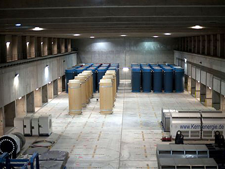 Transportbehälter mit hoch radioaktiven Abfällen, darunter auch Castor-Behälter, stehen in Gorleben im Transportbehälterlager.
