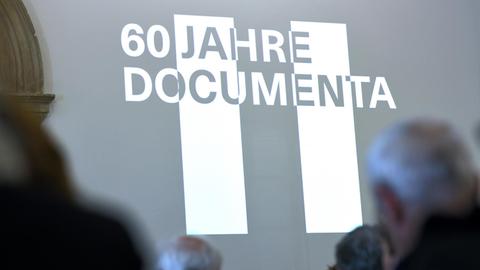 Das Logo zu "60 Jahre documenta" wird im Fridericianum in Kassel (Hessen) an die Wand projeziert.