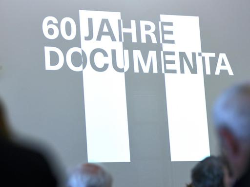 Das Logo zu "60 Jahre documenta" wird im Fridericianum in Kassel (Hessen) an die Wand projeziert.