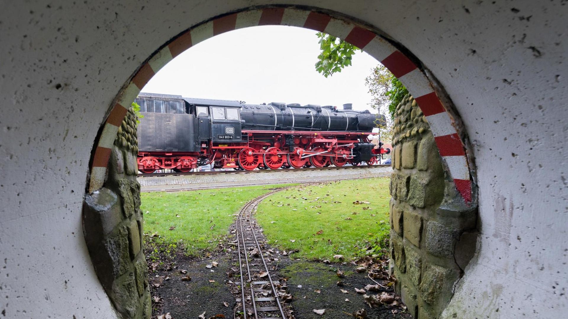 Die Dampflok 043 903-4 steht am 19.10.2017 in Emden (Niedersachsen) vor dem Bahnhofsplatz als Denkmal für die letzte Fahrt einer Dampflokomotive der Bundesbahn Die Dampflok 043 903-4 steht am 19.10.2017 in Emden (Niedersachsen) vor dem Bahnhofsplatz als Denkmal für die letzte Fahrt einer Dampflokomotive der Bundesbahn