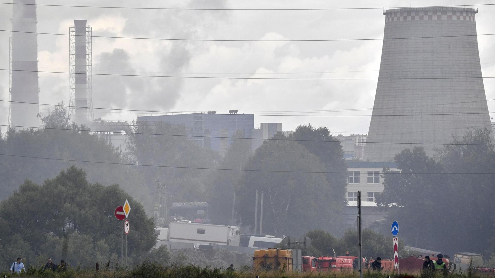 Rauschschwaden sind über einem Gaskraftwerk in der Nähe von Moskau am 11. Juli 2019 zu sehen. Rauschschwaden sind über einem Gaskraftwerk in der Nähe von Moskau am 11. Juli 2019 zu sehen.