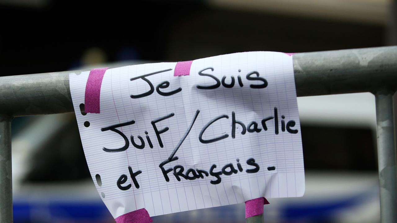Ein Schild mit der Aufschrift "Je suis Juif, Charlie et Francais" - "Ich bin Jude, Charlie und Franzose" auf einer Sicherheitsabsperrung am 10.1.2014, einen Tag, nachdem vier Juden in einem koscheren Supermarkt von Paris ermordet wurden. Ein Schild mit der Aufschrift "Je suis Juif, Charlie et Francais" - "Ich bin Jude, Charlie und Franzose" auf einer Sicherheitsabsperrung am 10.1.2014, einen Tag, nachdem vier Juden in einem koscheren Supermarkt von Paris ermordet wurden.