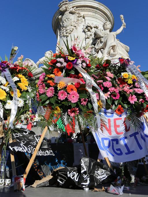 Die Pariser gedenken am Platz der Republik der Opfer der Attentate vom 13.11.15