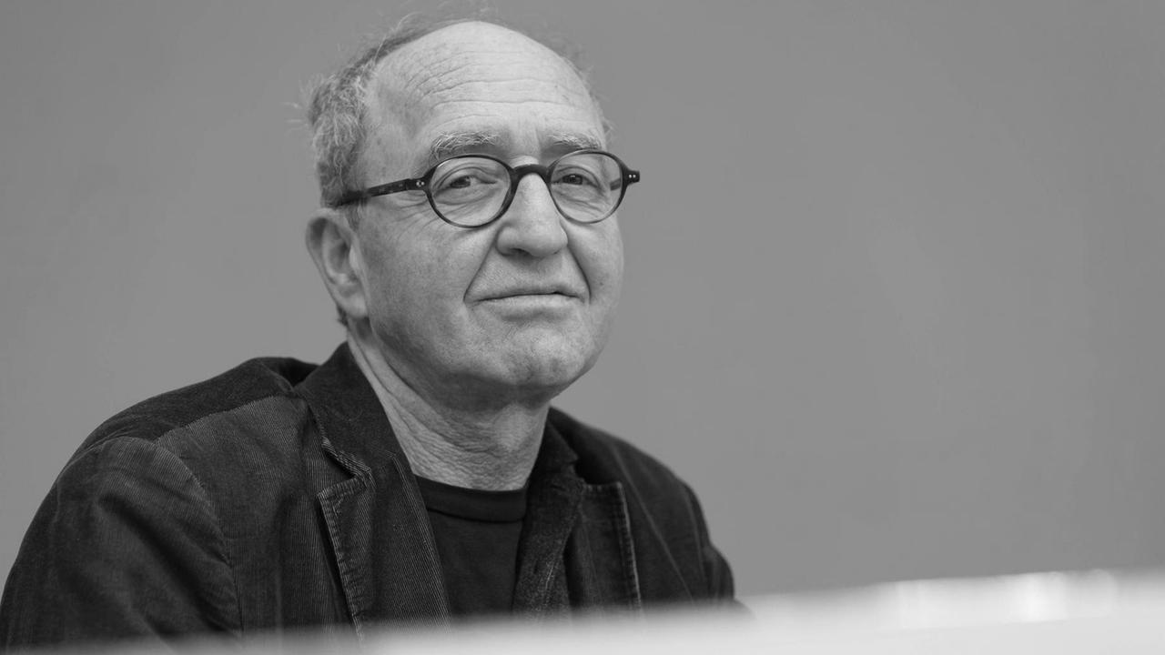 Ein älterer Mann mit Brille schaut in die Kamera. Ein älterer Mann mit Brille schaut in die Kamera.