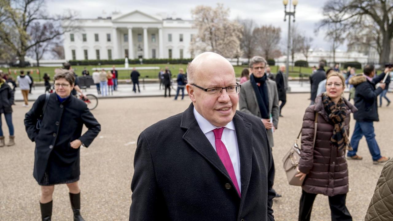 Das Bild zeigt Bundeswirtschaftsminister Peter Altmaier in Washington, im Hintergrund ist das Weiße Haus zu sehen. Das Bild zeigt Bundeswirtschaftsminister Peter Altmaier in Washington, im Hintergrund ist das Weiße Haus zu sehen.
