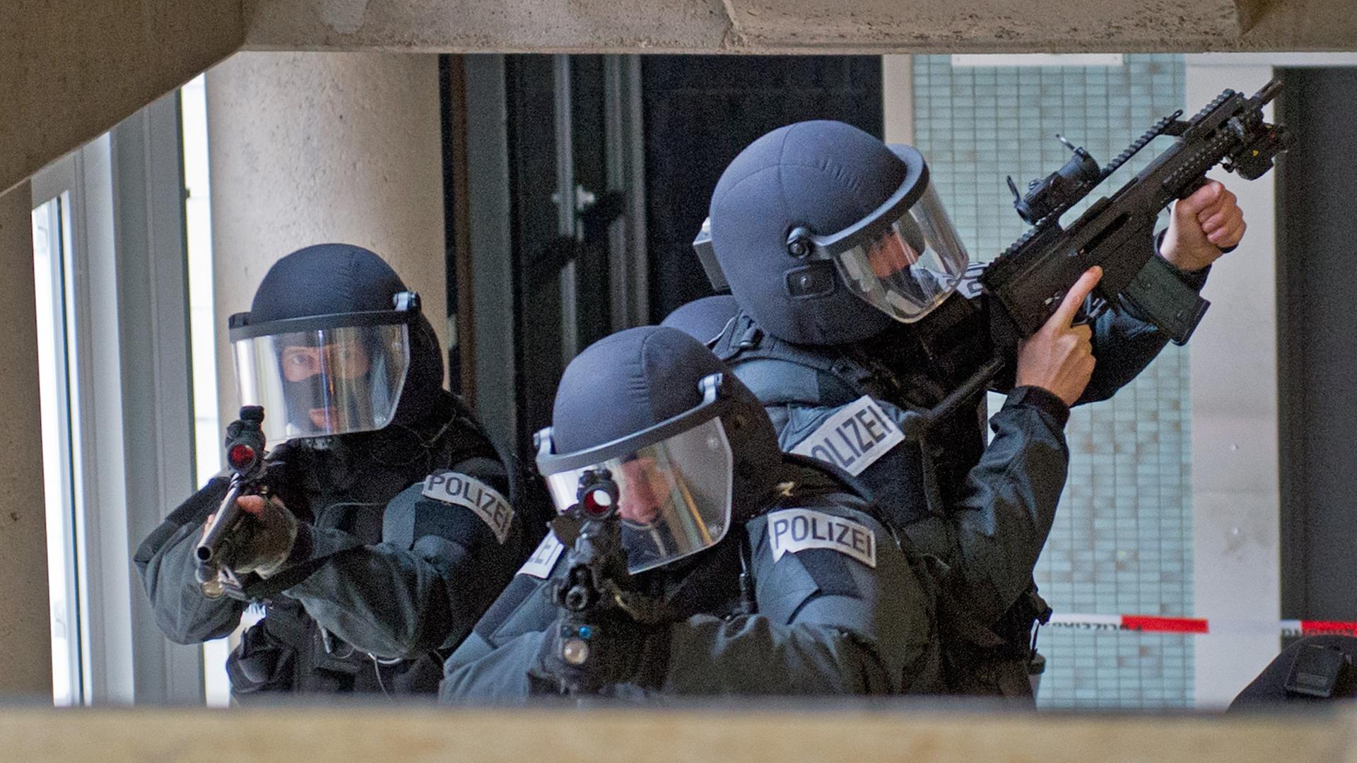 Beamte eines Sondereinsatzkommandos der Polizei Frankfurt simulieren in einem ehemaligen Verwaltungsgebäude in Frankfurt am Main die Bewältigung einer Amok-Bedrohungslage. Beamte eines Sondereinsatzkommandos der Polizei Frankfurt simulieren in einem ehemaligen Verwaltungsgebäude in Frankfurt am Main die Bewältigung einer Amok-Bedrohungslage.