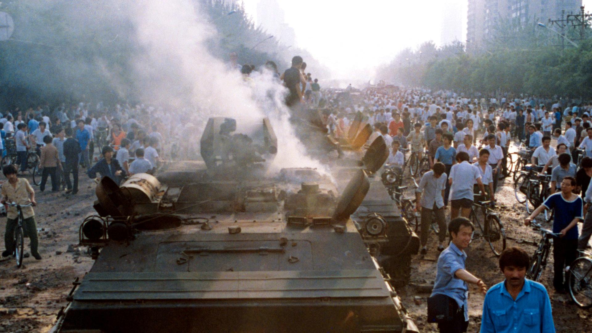 Demonstranten setzen auf dem Platz des himmlischen Friedens (Tian'anmen) in Peking am 03.06.1989 einen Panzer in Brand. Am 3. und 4. Juni lies die chinesische Führung die Proteste der Bevölkerung für mehr Demokratie und Freiheit auf dem Plat Demonstranten setzen auf dem Platz des himmlischen Friedens (Tian'anmen) in Peking am 03.06.1989 einen Panzer in Brand. Am 3. und 4. Juni lies die chinesische Führung die Proteste der Bevölkerung für mehr Demokratie und Freiheit auf dem Plat