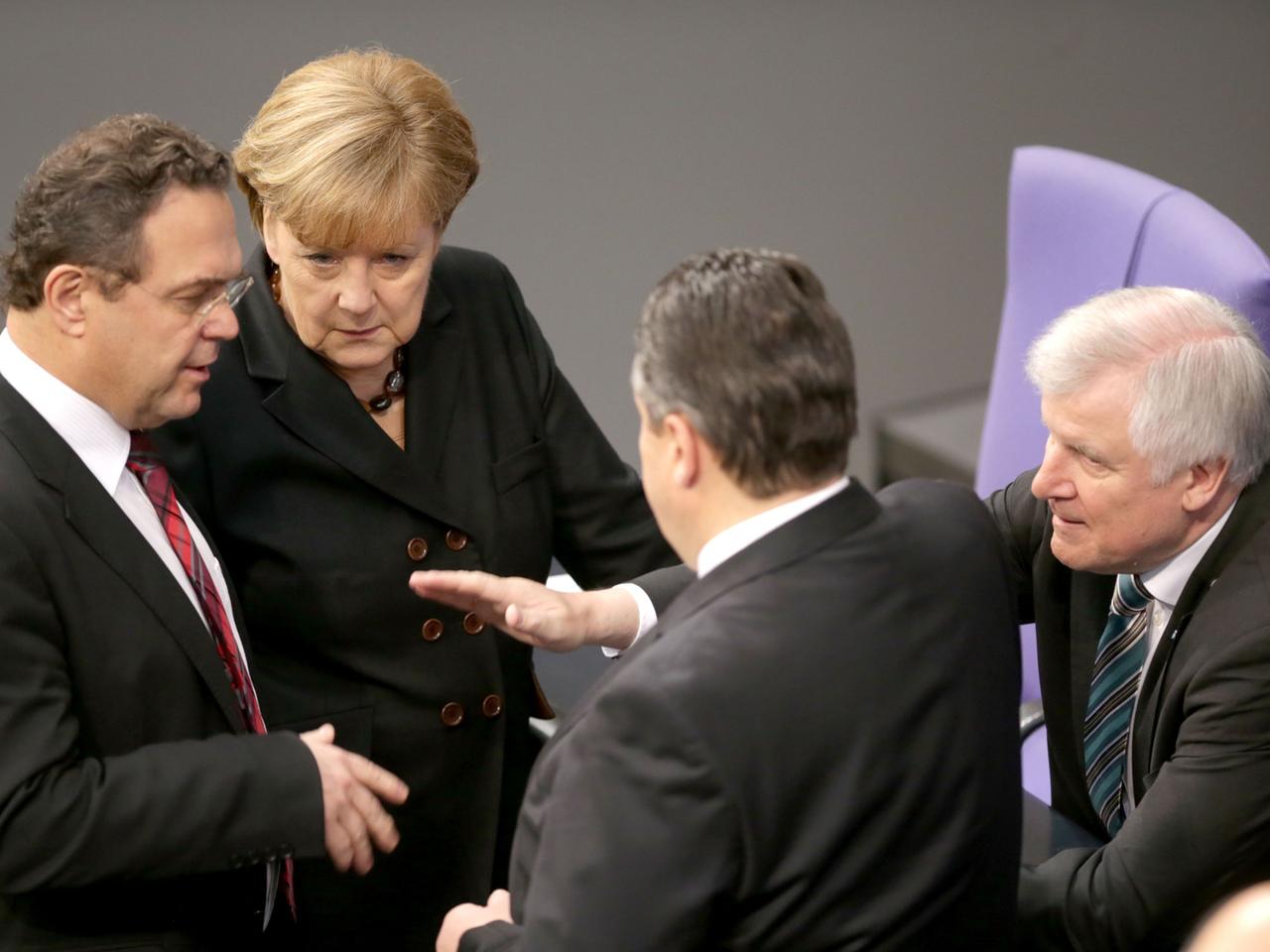 Friedrich, Merkel, Gabriel und Seehofer beraten sich im Bundestag. Friedrich, Merkel, Gabriel und Seehofer beraten sich im Bundestag.