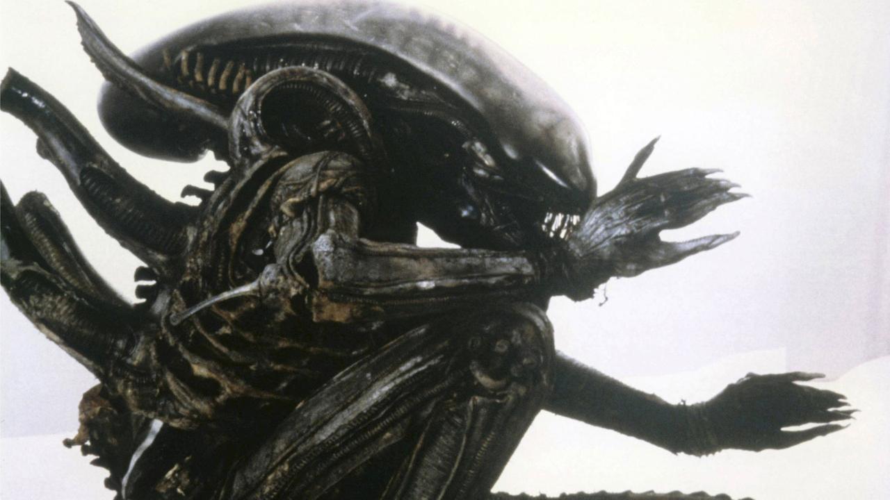 Die Nachbildung eines käferartigen, schwarzen Monsters für den Film "Alien" von Ridley Scott.