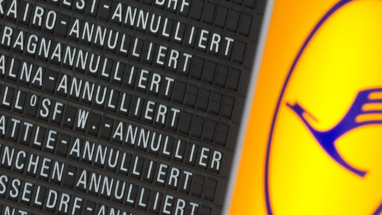 Annulliert sind zahlreiche Flüge der Lufthansa am 04.04.2014 auf einer Anzeigentafel im Flughafen von Frankfurt am Main (Hessen).