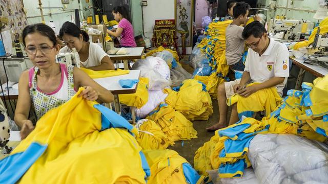 In einer Fabrik in Bangkok werden T-Shirts genäht.