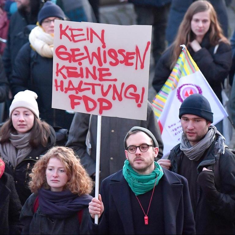 Empörte Bürger demonstrieren vor der Staatskanzlei mit einem Transparent mit der Aufschrift "Kein Gewissen - Keine Haltung! FDP" gegen den neuen Ministerpräsidenten von Thüringen. 