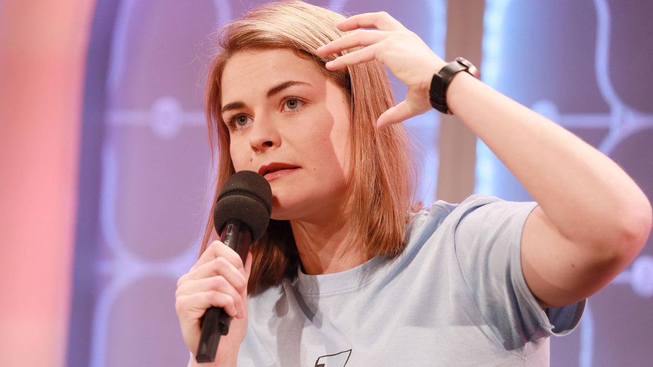 Die Trägerin des Förderpreizes, Hazel Brugger, bei der Verleihung des Deutschen Kleinkunstpreises Die Trägerin des Förderpreizes, Hazel Brugger, bei der Verleihung des Deutschen Kleinkunstpreises