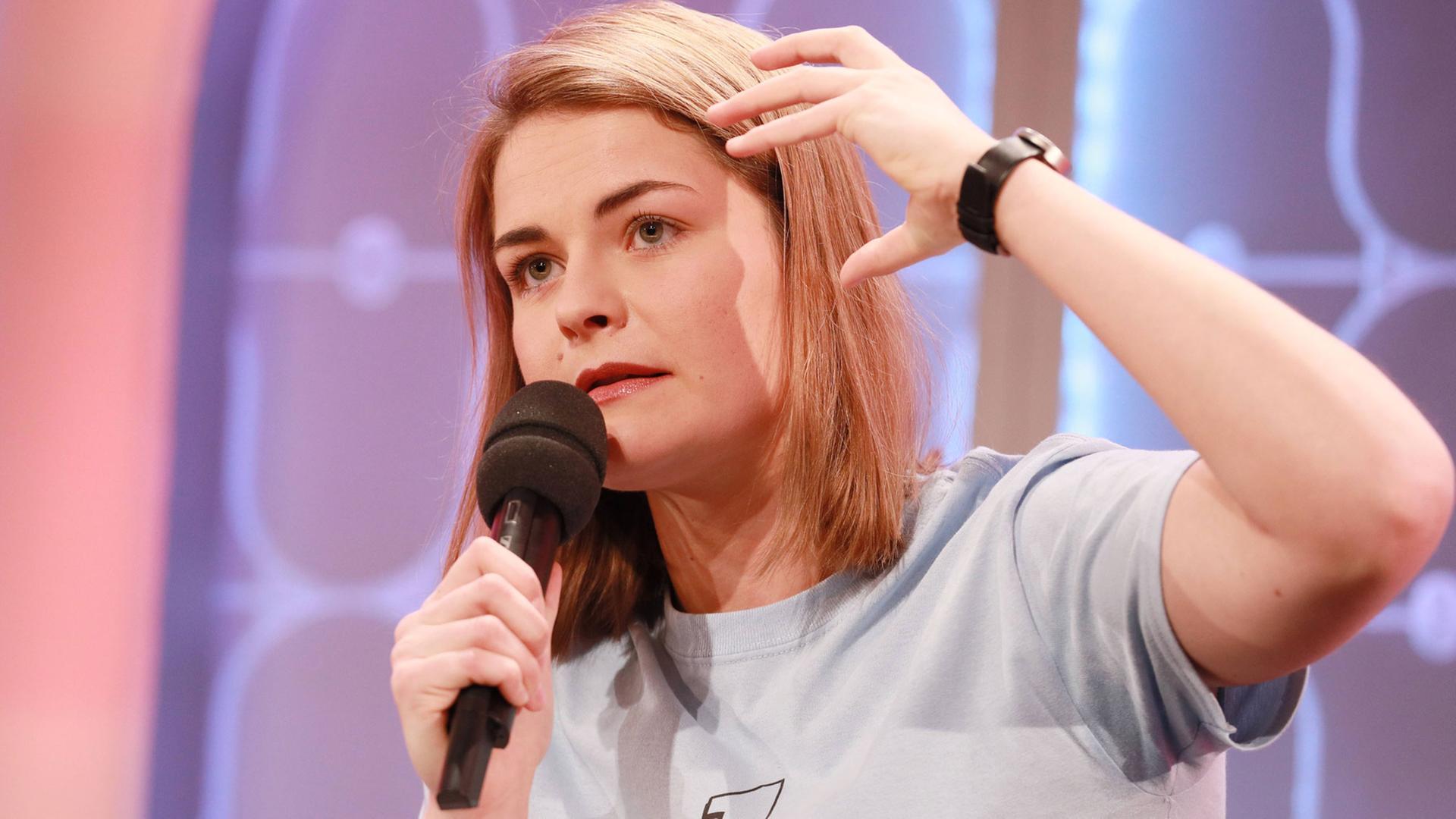 Das Bild zeigt die Comedienne Hazel Brugger auf der Bühne. Das Bild zeigt die Comedienne Hazel Brugger auf der Bühne.