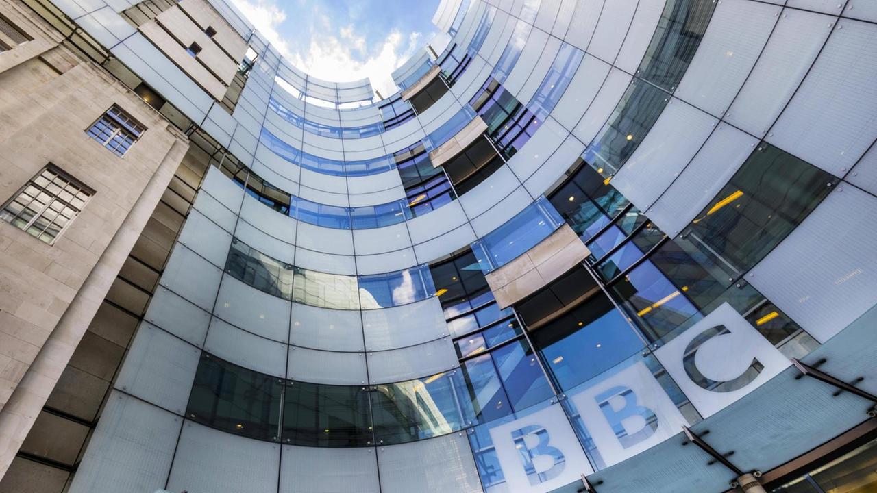 Medien - Britische Regierung plant Gebührenfinanzierung für BBC 2027 zu streichen - Opposition empört