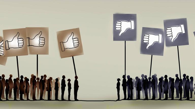 Zwei Menschenmengen halten Plakate mit "Likes" und "Dislikes". Zwei Menschenmengen halten Plakate mit "Likes" und "Dislikes".