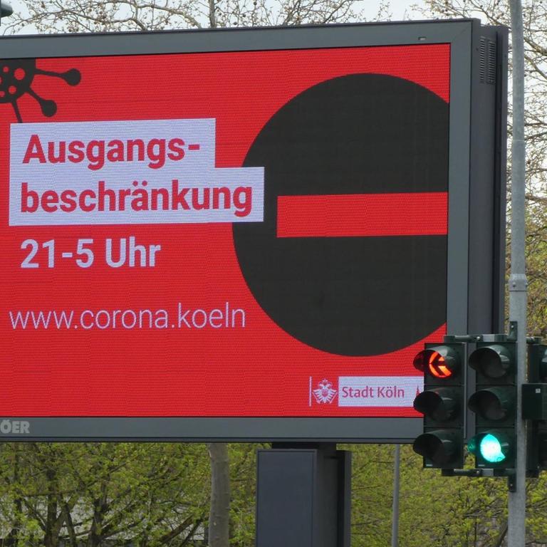 Ein Plakat mit Hinweis auf die nächtliche Ausgangssperre von 21.00 - 05.00 Uhr. 