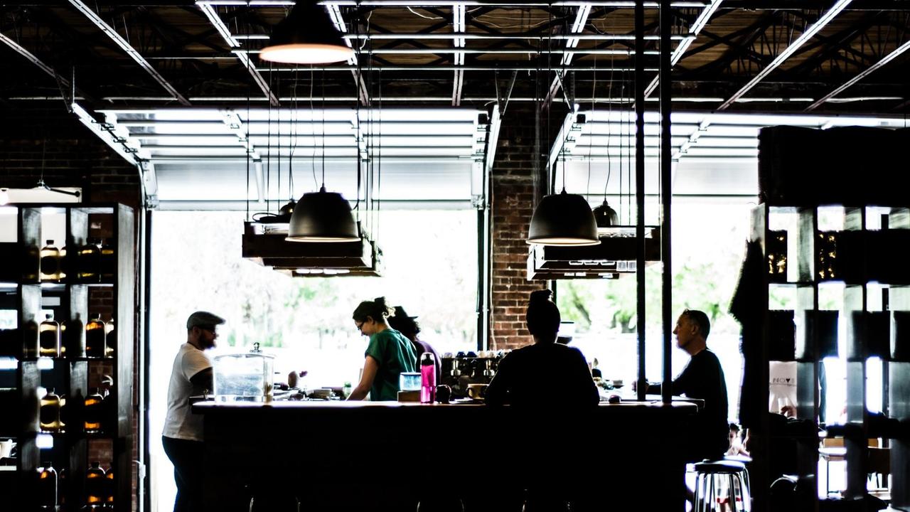 Trendige Burgerrestaurants und Cafés schmücken sich gerne mit Industrielampen. Trendige Burgerrestaurants und Cafés schmücken sich gerne mit Industrielampen.